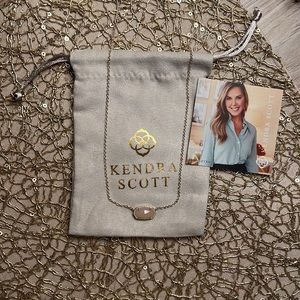 Elisa Pendant Necklace in Rose Quartz